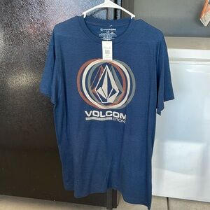 Men’s VOLCOM shirt.